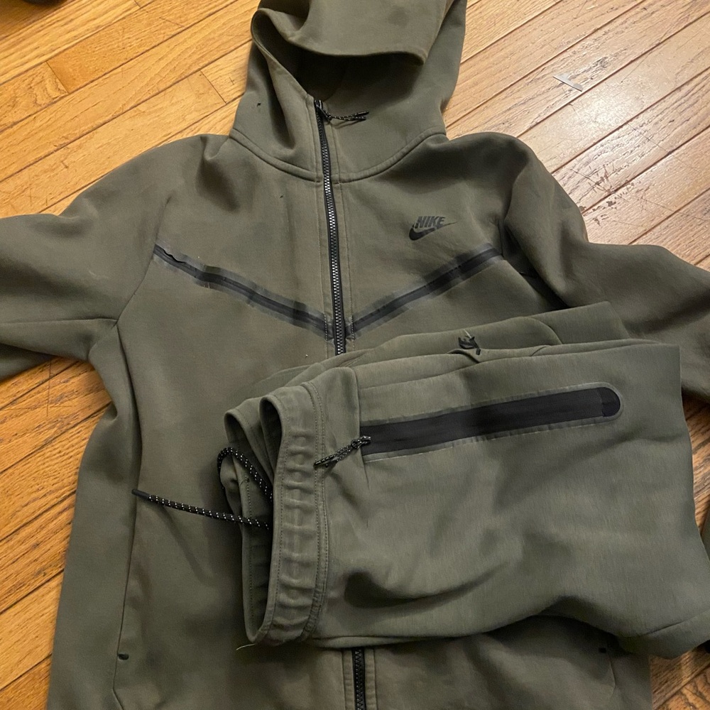 Green nike tech